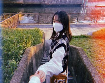 本田紗来手つなぎショット